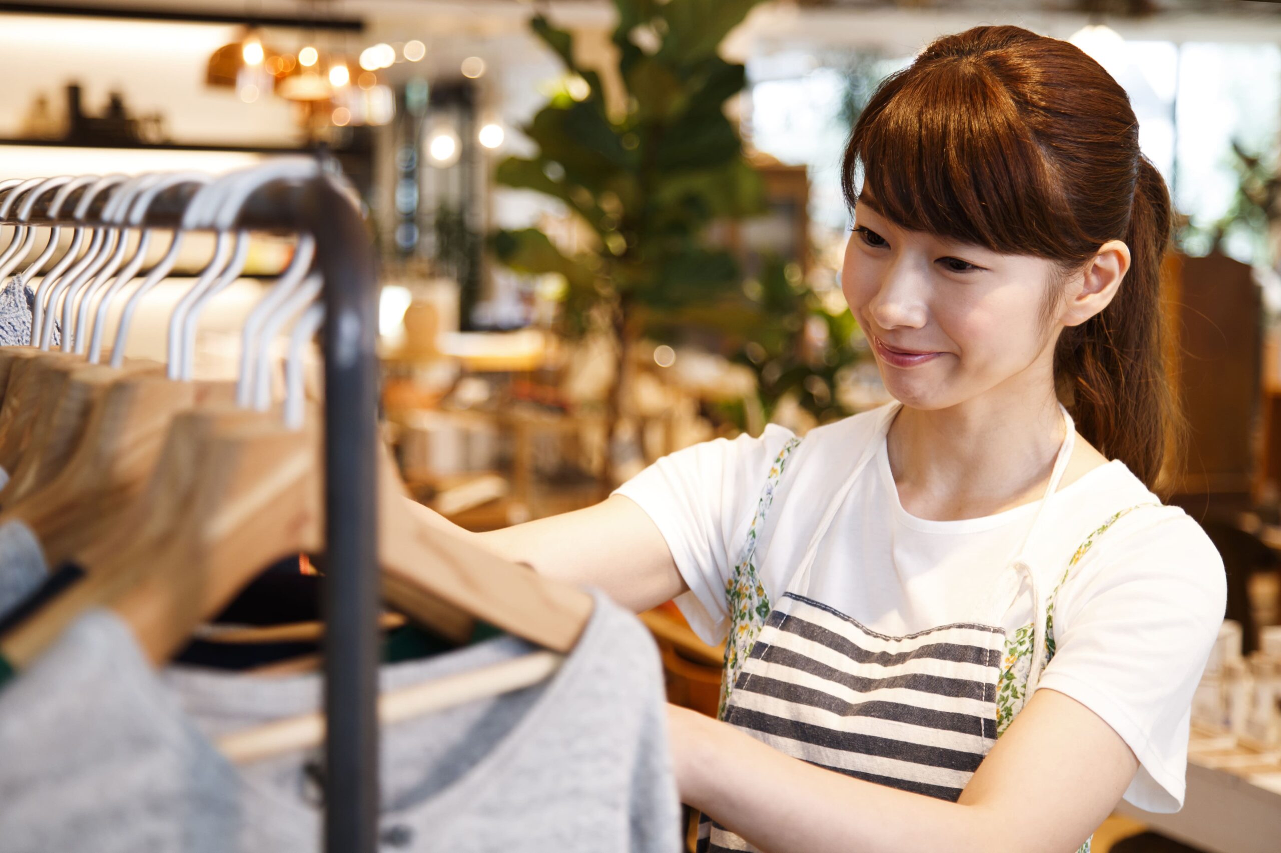 洋服を選ぶ女性